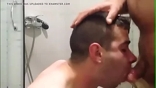 Engolindo o mijo do namorado &lpar;piss&rpar;